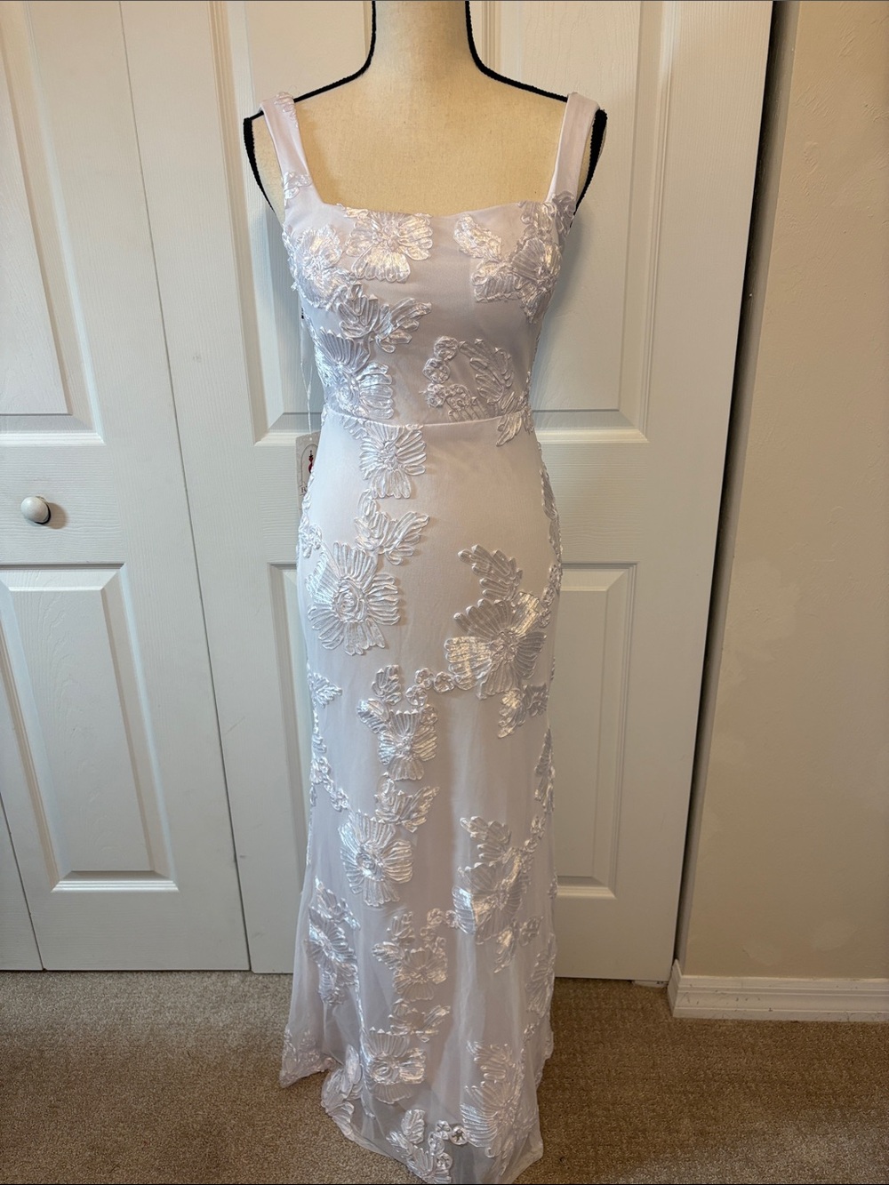 NWT Size 4 Floral Appliqué Formal Evening Dress.